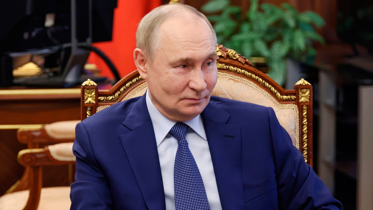 Путин назвал хитрюгой предложившего давать авансом семейную ипотеку Путин назвал хитрюгой предложившего давать авансом семейную ипотеку
