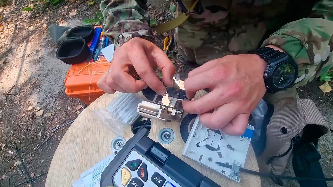 Связисты оперативно починили поврежденный FPV-дроном оптоволоконный кабель