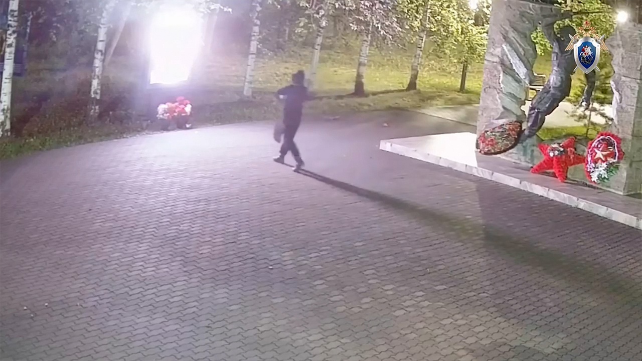 В Челябинской области местный житель кувалдой разбил мемориал участникам СВО В Челябинской области местный житель кувалдой разбил мемориал участникам СВО