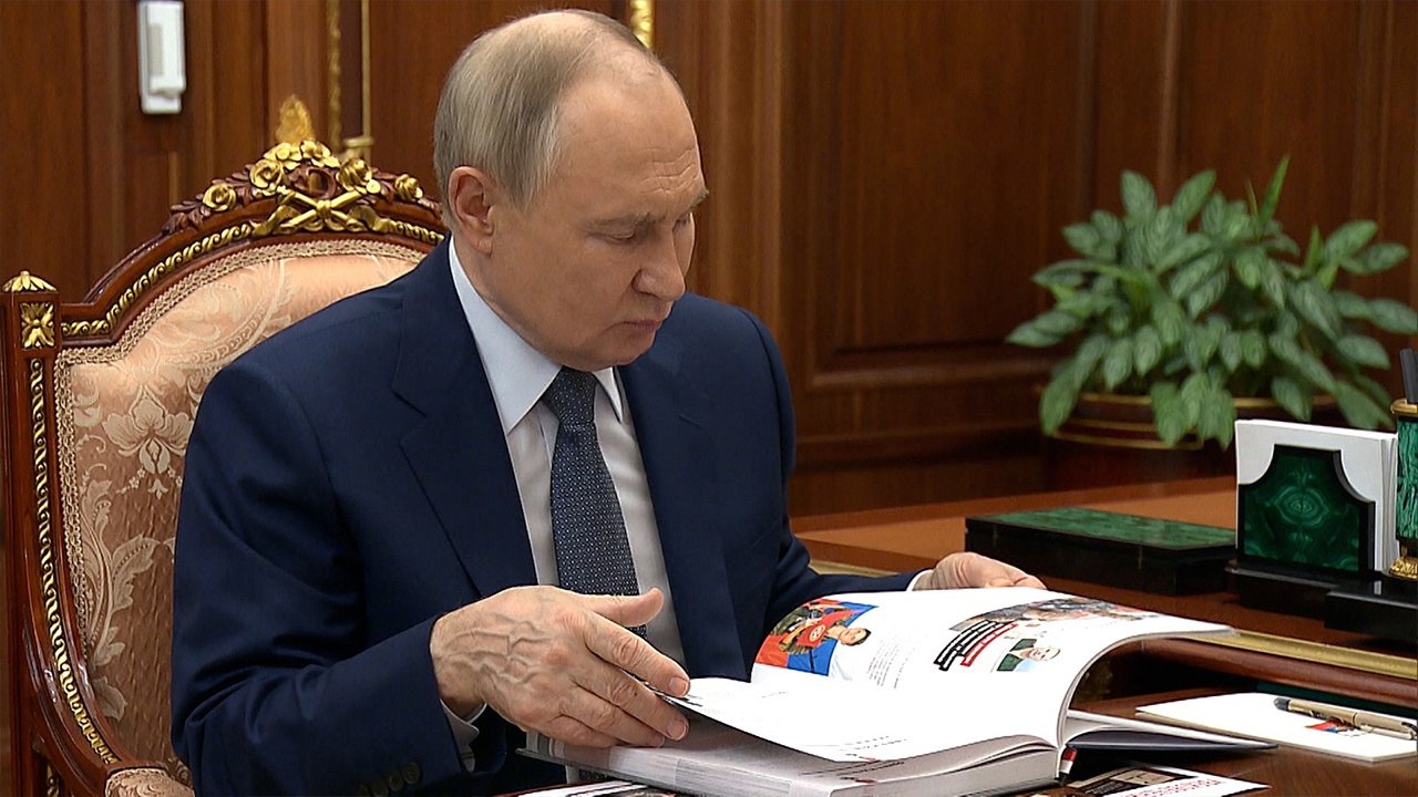 Глава Удмуртии подарил Путину книгу о погибших героях спецоперации