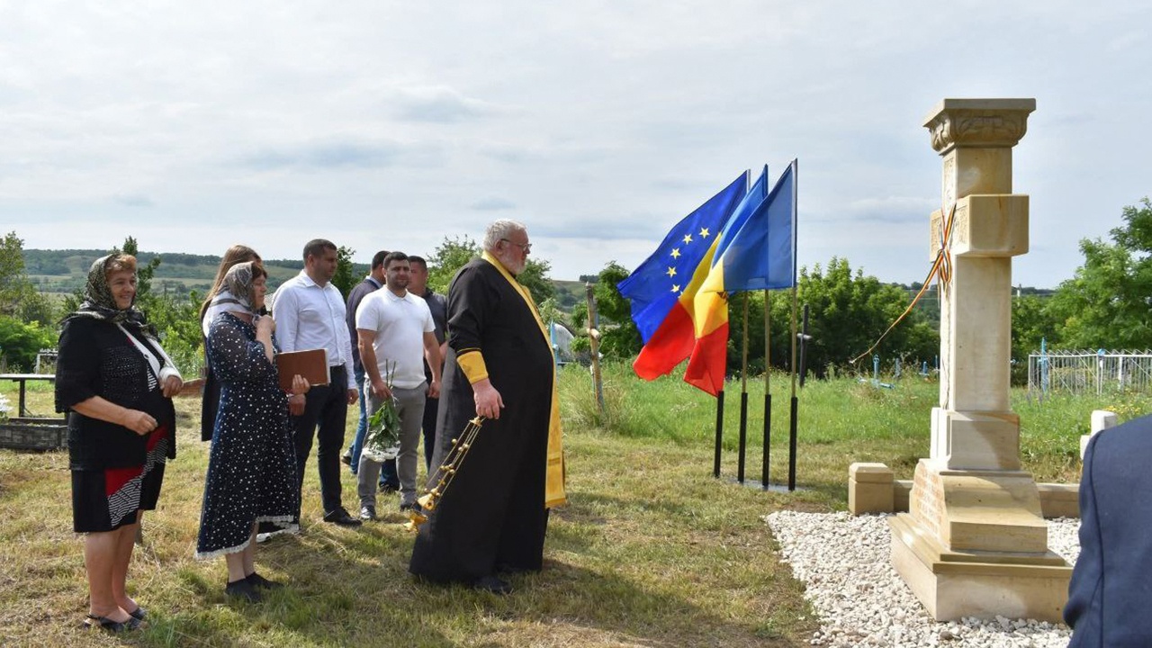 В Молдавии открыли памятник румынским пособникам Гитлера В Молдавии открыли памятник румынским пособникам Гитлера
