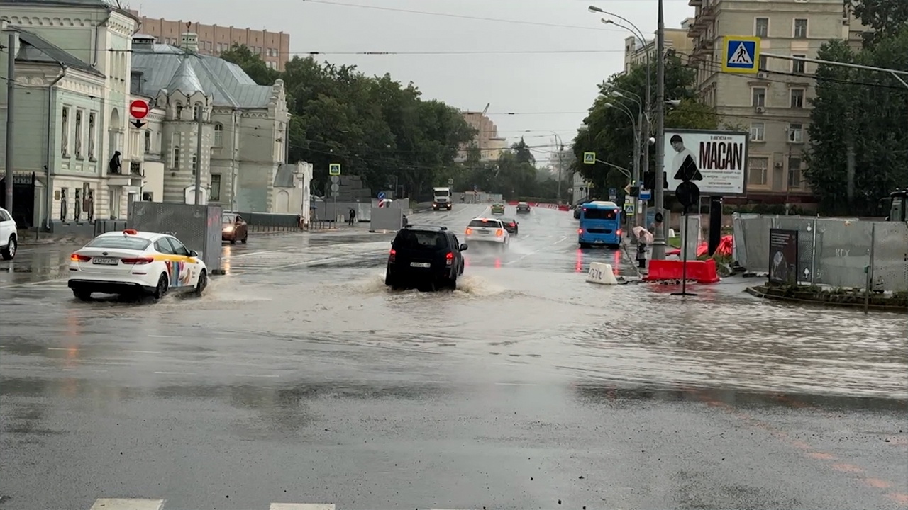 Москвичам пообещали, что ливни ослабнут только к выходным Москвичам пообещали, что ливни ослабнут только к выходным