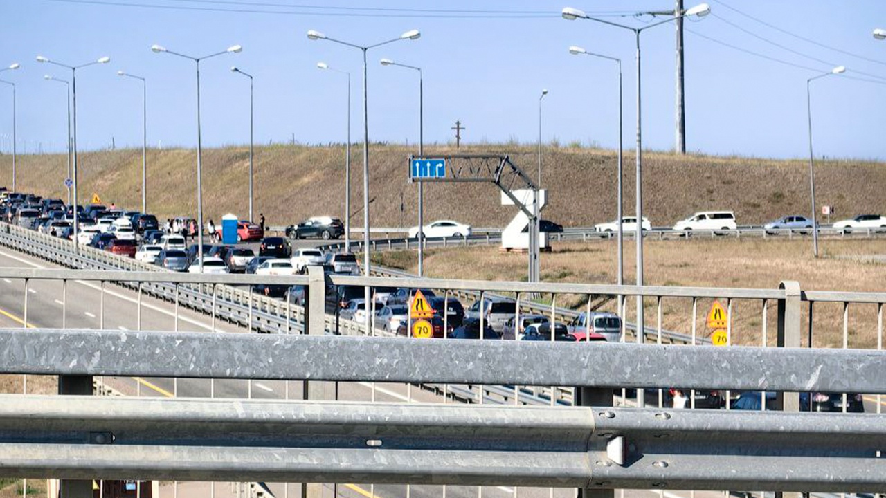 У Крымского моста образовалась пробка из тысячи машин У Крымского моста образовалась пробка из тысячи машин