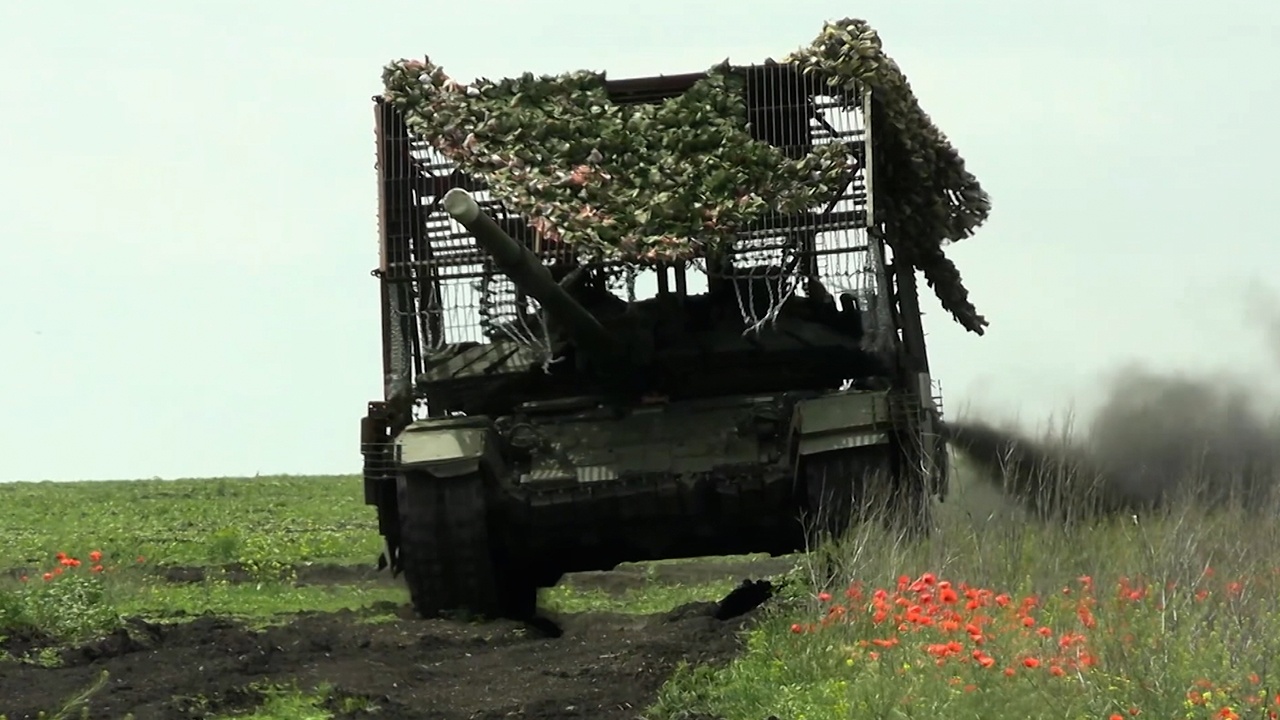 Танки Т-90 под огнем прорывают оборону ВСУ в Днепропетровской области Танки Т-90 под огнем прорывают оборону ВСУ в Днепропетровской области