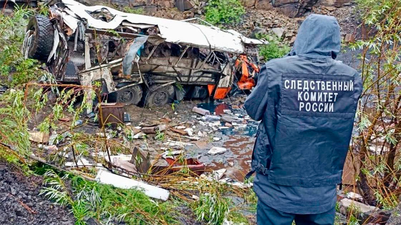 СК возбудил дело после падения вахтового автобуса с обрыва в Якутии