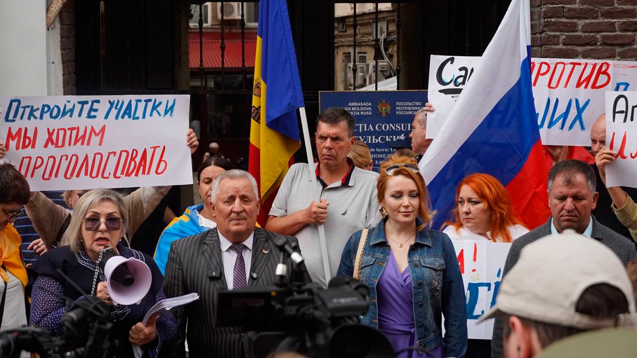 Молдаване потребовали открыть больше участков для голосования в России Молдаване потребовали открыть больше участков для голосования в России