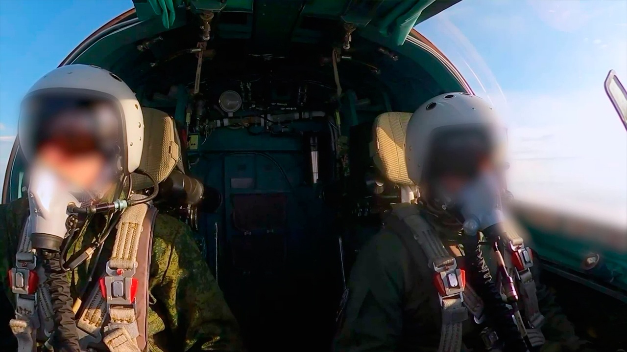 Экипаж Су-34 сровнял с землей украинский пункт управления беспилотниками Экипаж Су-34 сровнял с землей украинский пункт управления беспилотниками