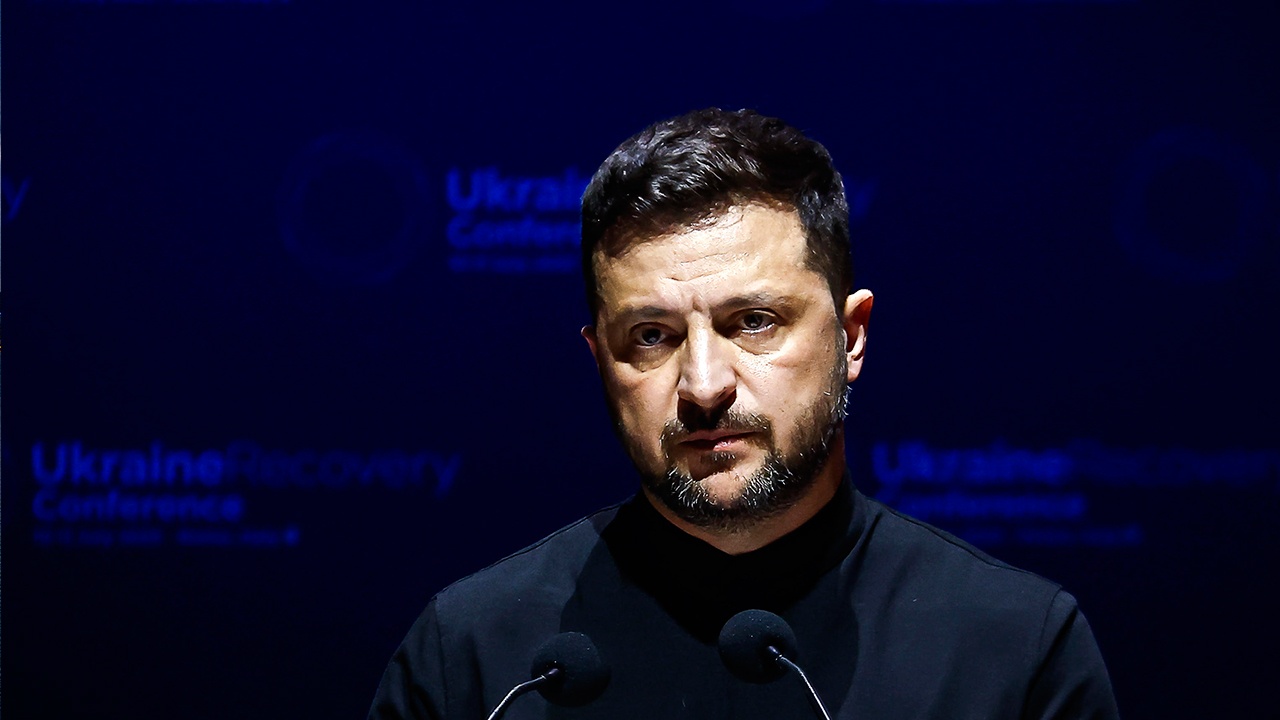 Зеленский подписал закон, вызвавший протесты на Украине Зеленский подписал закон, вызвавший протесты на Украине