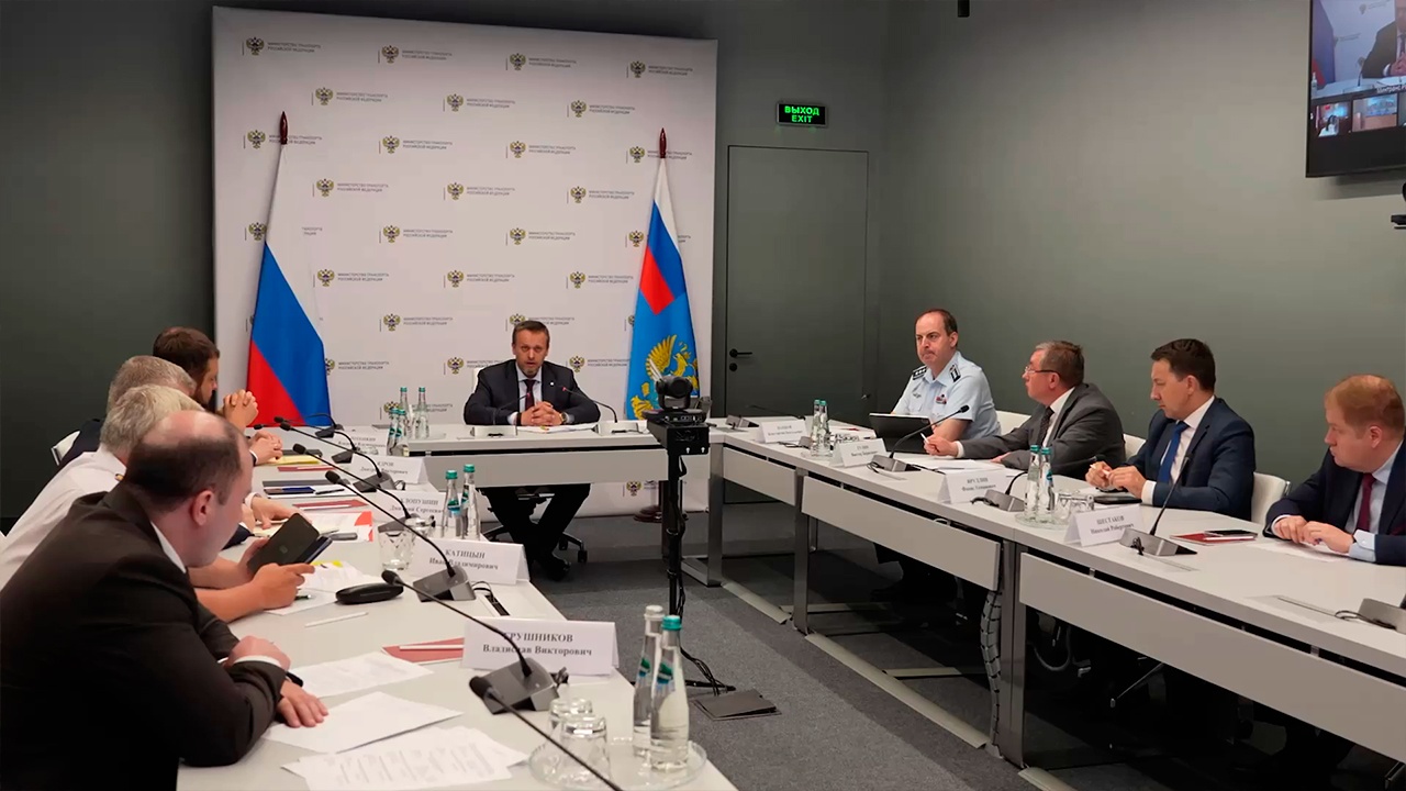 Глава Минтранса потребовал довести выплаты до родных жертв крушения Ан-24