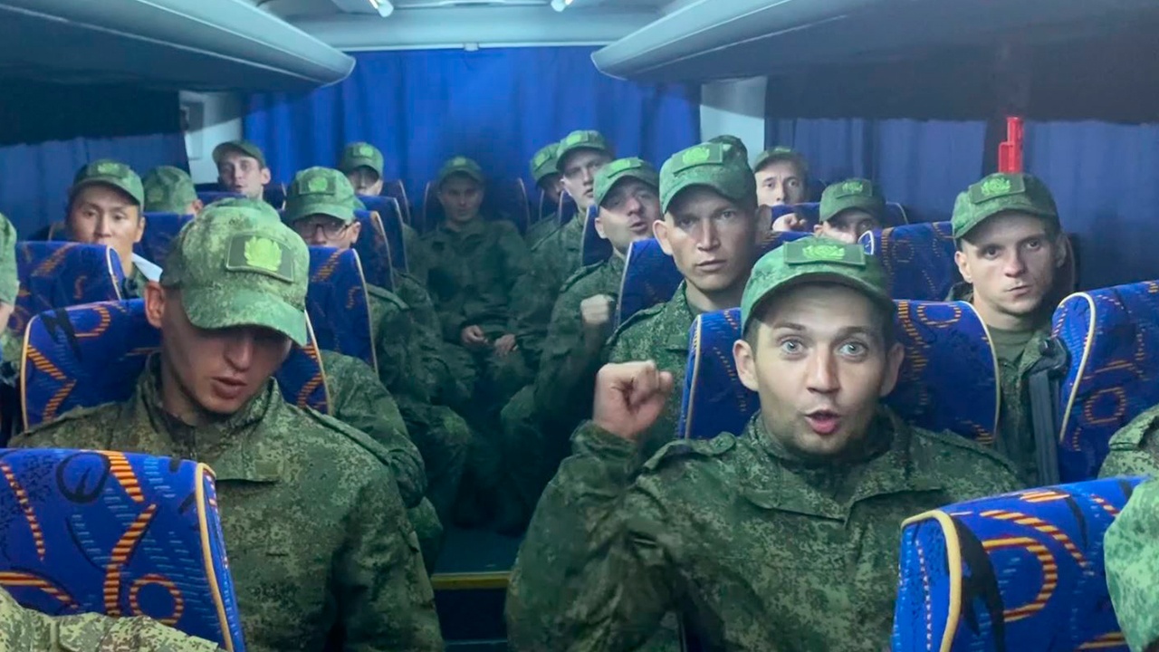 «Мама, привет, я в России»: освобожденные бойцы прибыли в Москву «Мама, привет, я в России»: освобожденные бойцы прибыли в Москву
