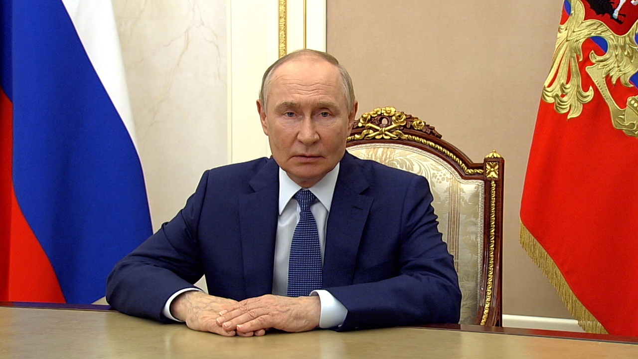 Путин поздравил следователей с профессиональным праздником
