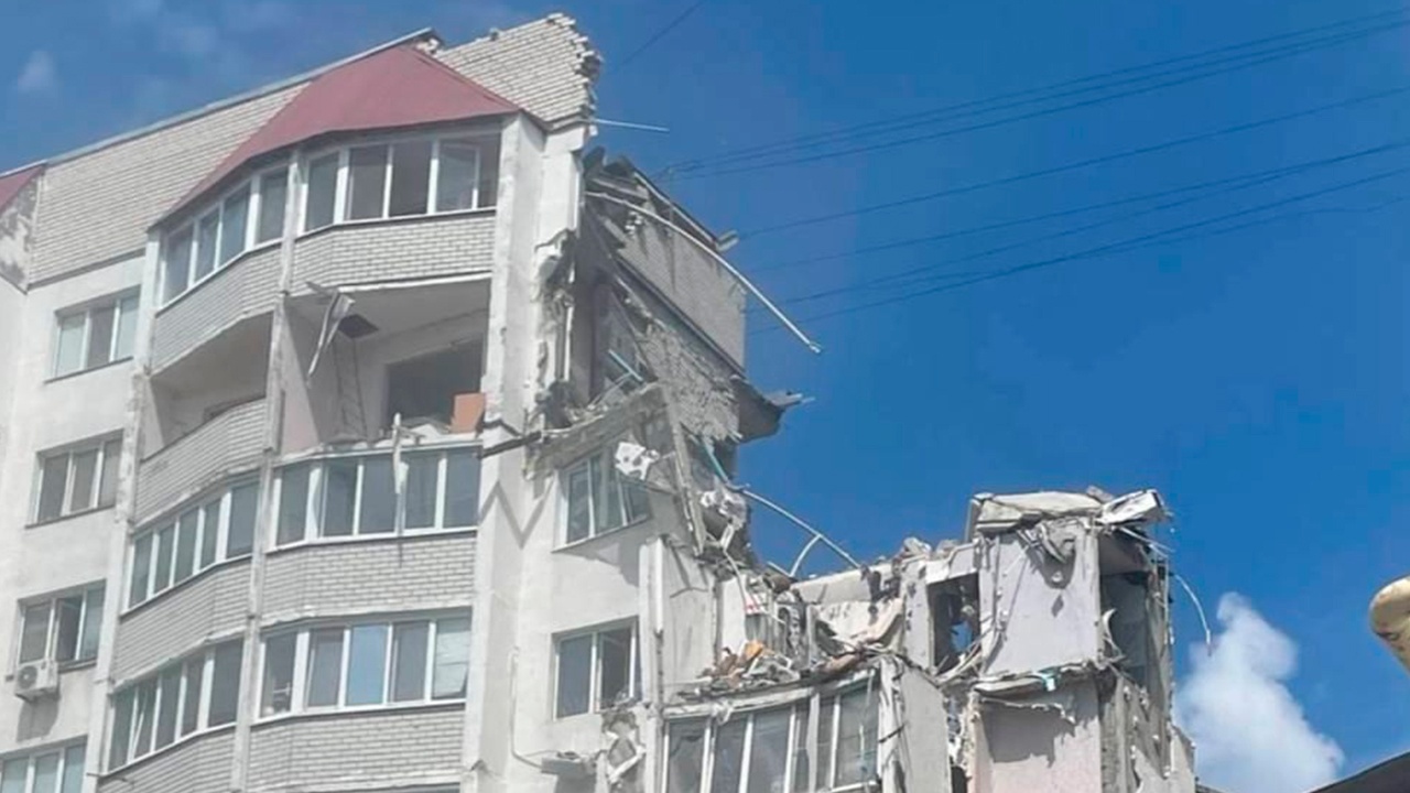 Взрыв произошел в подъезде жилого десятиэтажного дома в Саратове Взрыв произошел в подъезде жилого десятиэтажного дома в Саратове