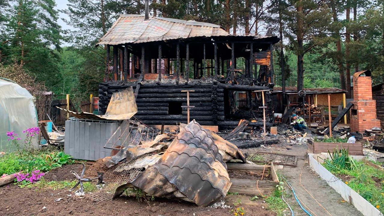 В пожаре под Екатеринбургом погибла женщина и трое детей