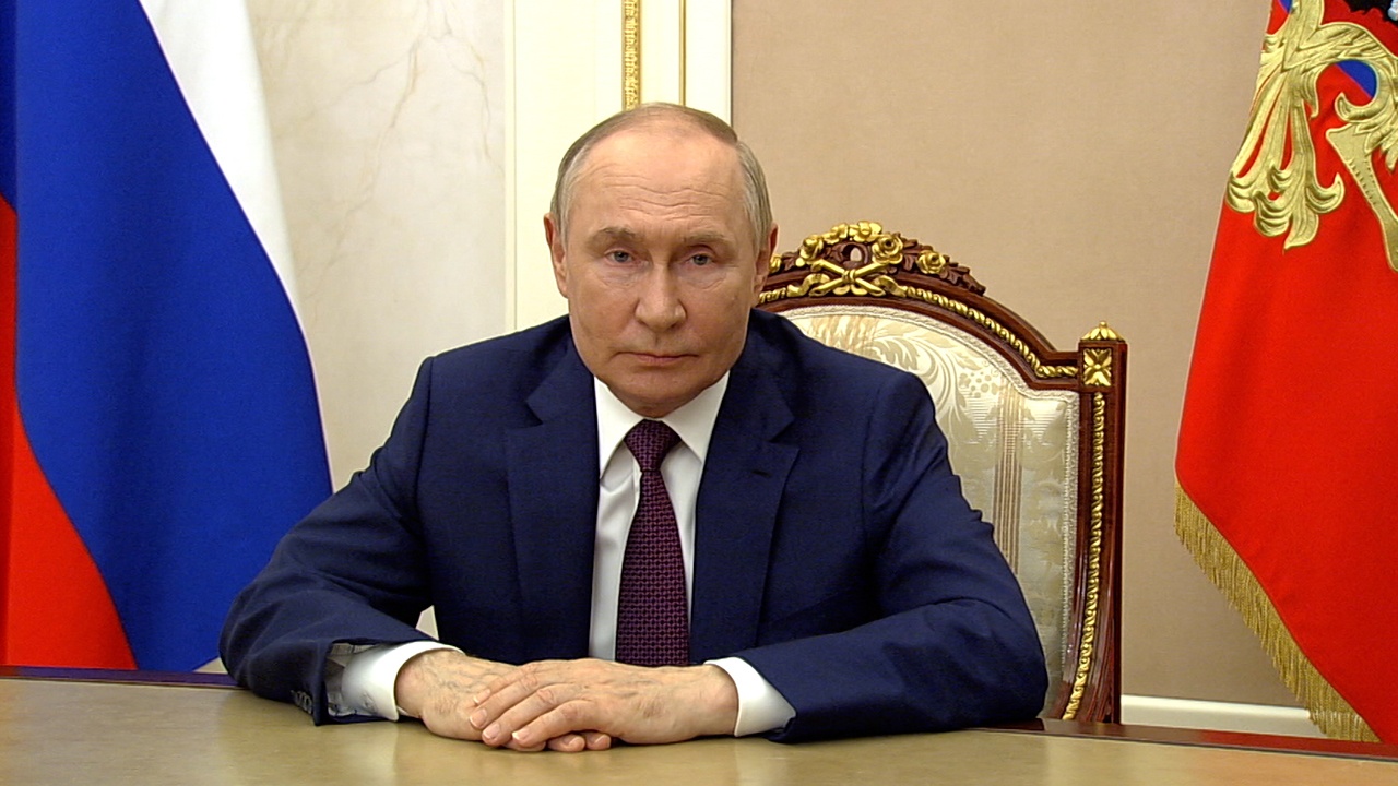 Путин поздравил военных моряков с Днем ВМФ России