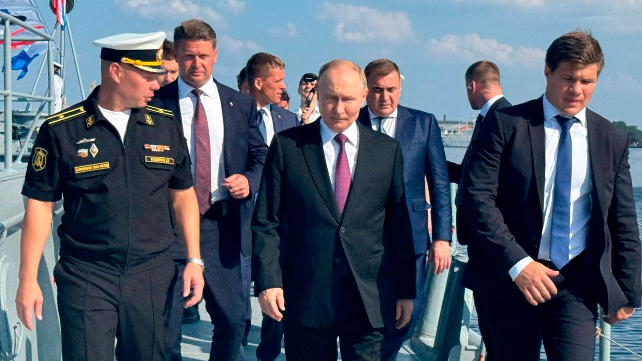 Путин в день ВМФ посетил Кронштадт Путин в день ВМФ посетил Кронштадт