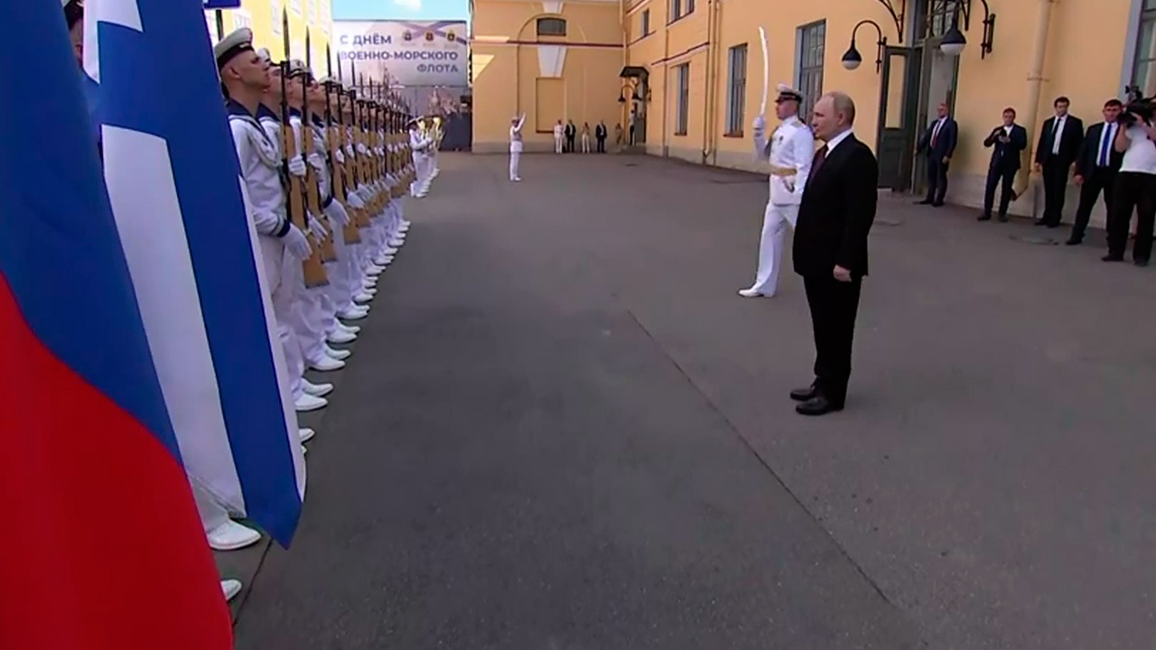 Путин у петербургского Адмиралтейства поздравил личный состав с Днем ВМФ Путин у петербургского Адмиралтейства поздравил личный состав с Днем ВМФ