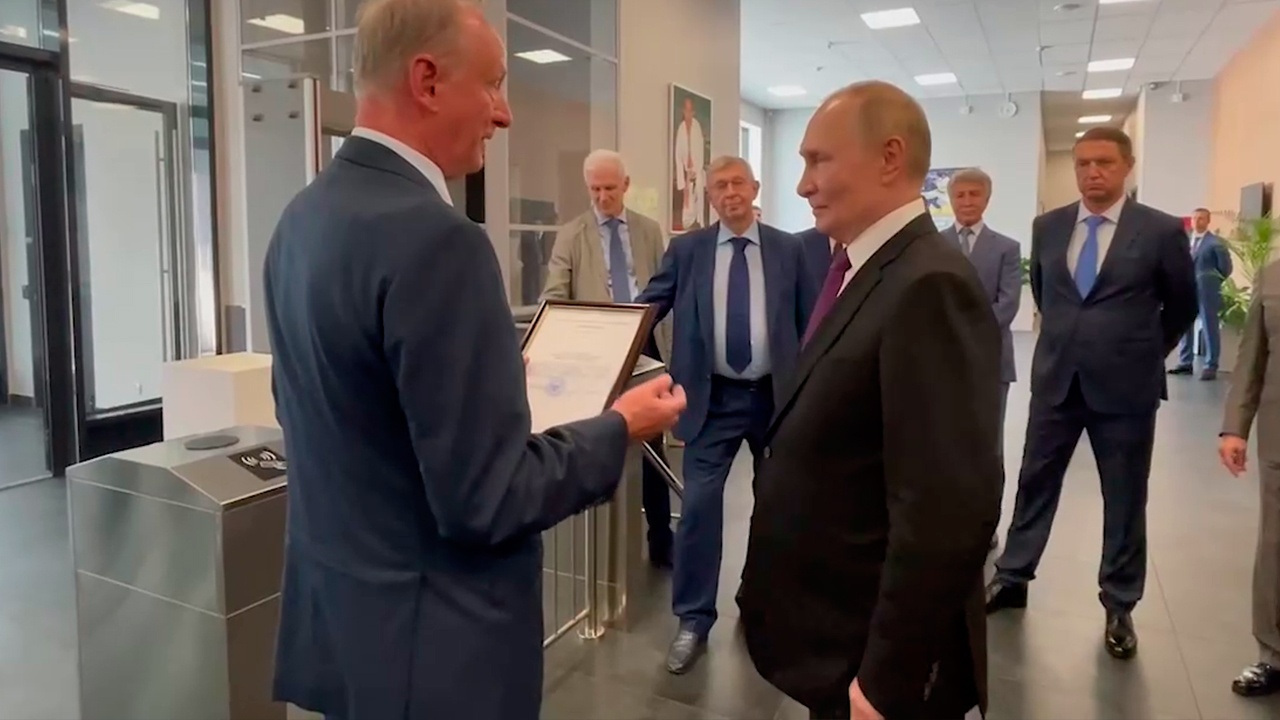 Путину вручили медаль Морской коллегии РФ «За верность российскому флоту» Путину вручили медаль Морской коллегии РФ «За верность российскому флоту»