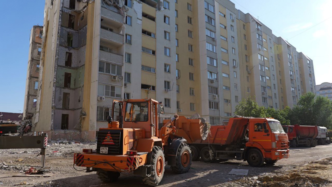 Жильцам дома в Саратове после взрыва открыли доступ в три подъезда Жильцам дома в Саратове после взрыва открыли доступ в три подъезда