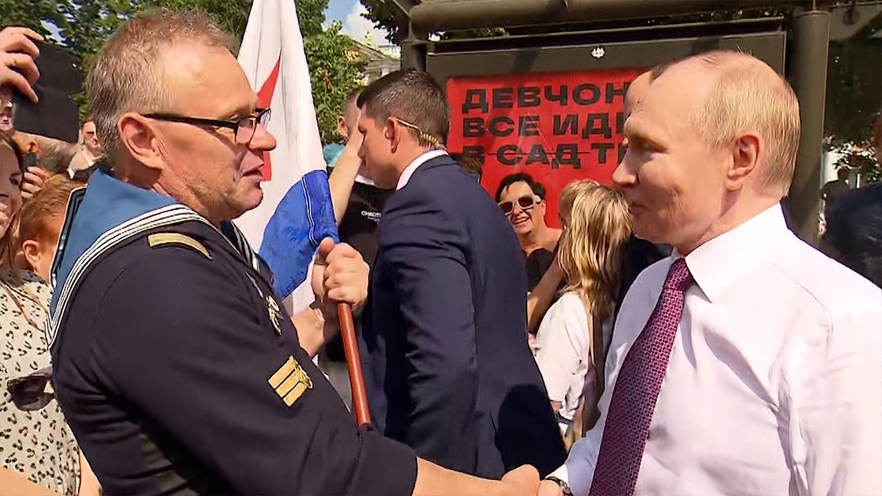 Путин в Санкт-Петербурге вышел пообщаться с жителями города Путин в Санкт-Петербурге вышел пообщаться с жителями города
