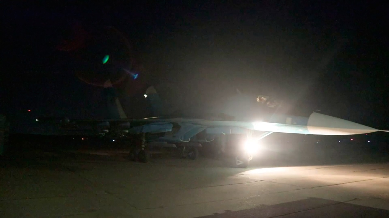 Экипаж Су-34 в ночи ударил авиабомбами по бронетехнике ВСУ Экипаж Су-34 в ночи ударил авиабомбами по бронетехнике ВСУ