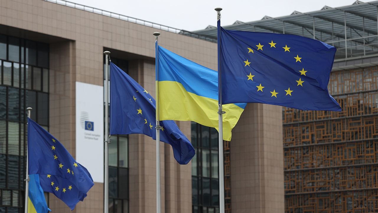 ЕК угрожает Киеву полной остановкой помощи после закона о НАБУ ЕК угрожает Киеву полной остановкой помощи после закона о НАБУ