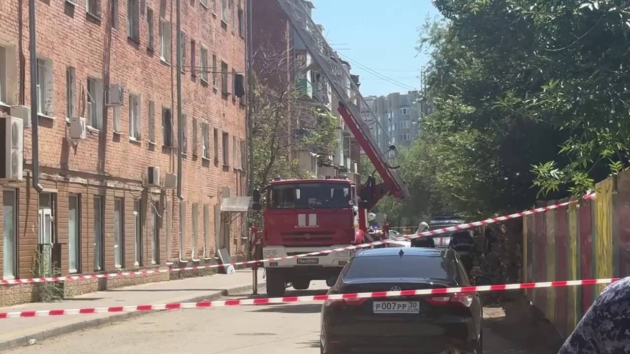 Три человека пострадали при обрушении подъезда дома в Астрахани