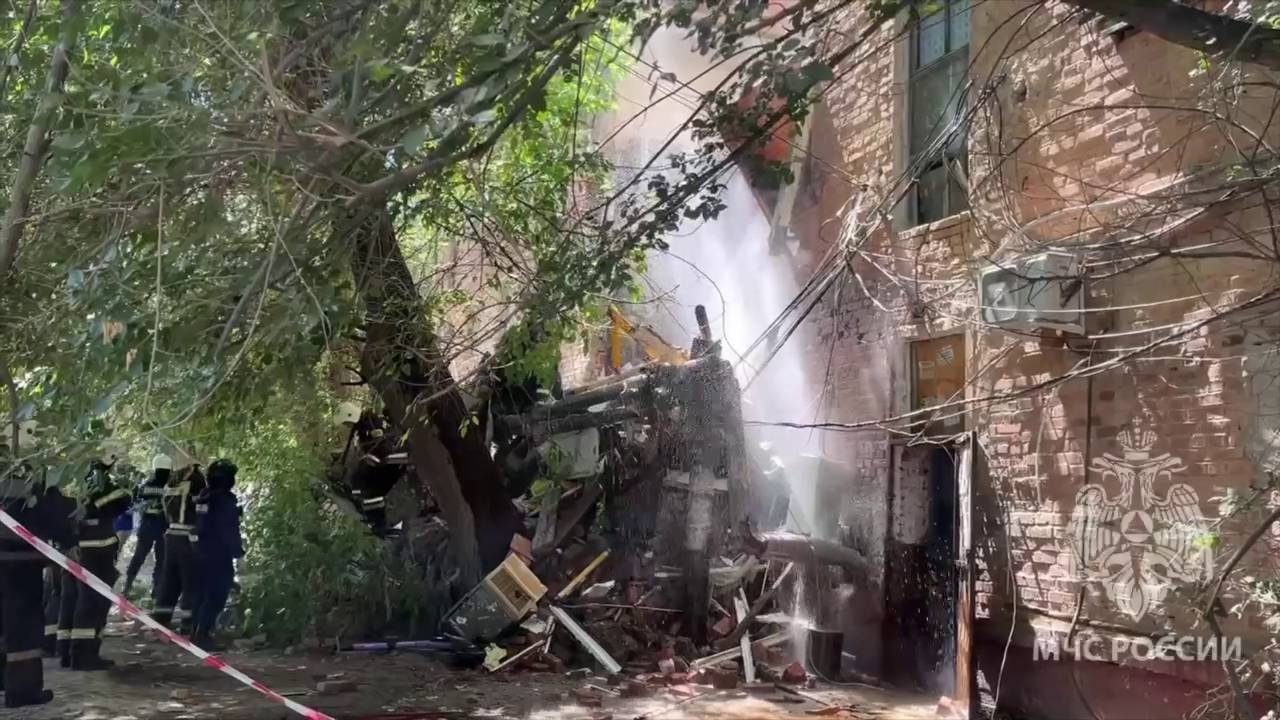 В Астрахани обрушился подъезд жилого дома