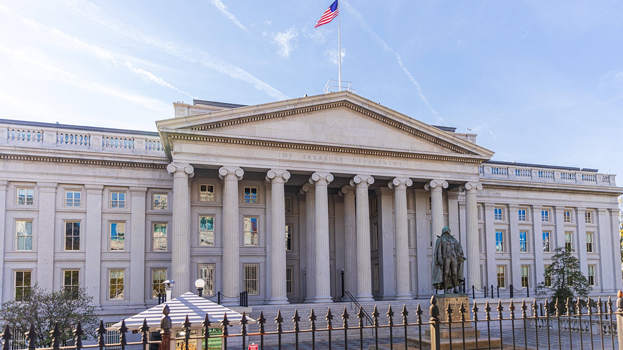 В США поймали мужчину, который перелез через ворота и попал в Минфин В США поймали мужчину, который перелез через ворота и попал в Минфин