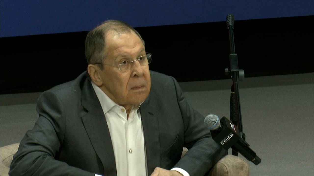 Лавров признался, что сказал наступившей ему на ногу девушке на саммите БРИКС