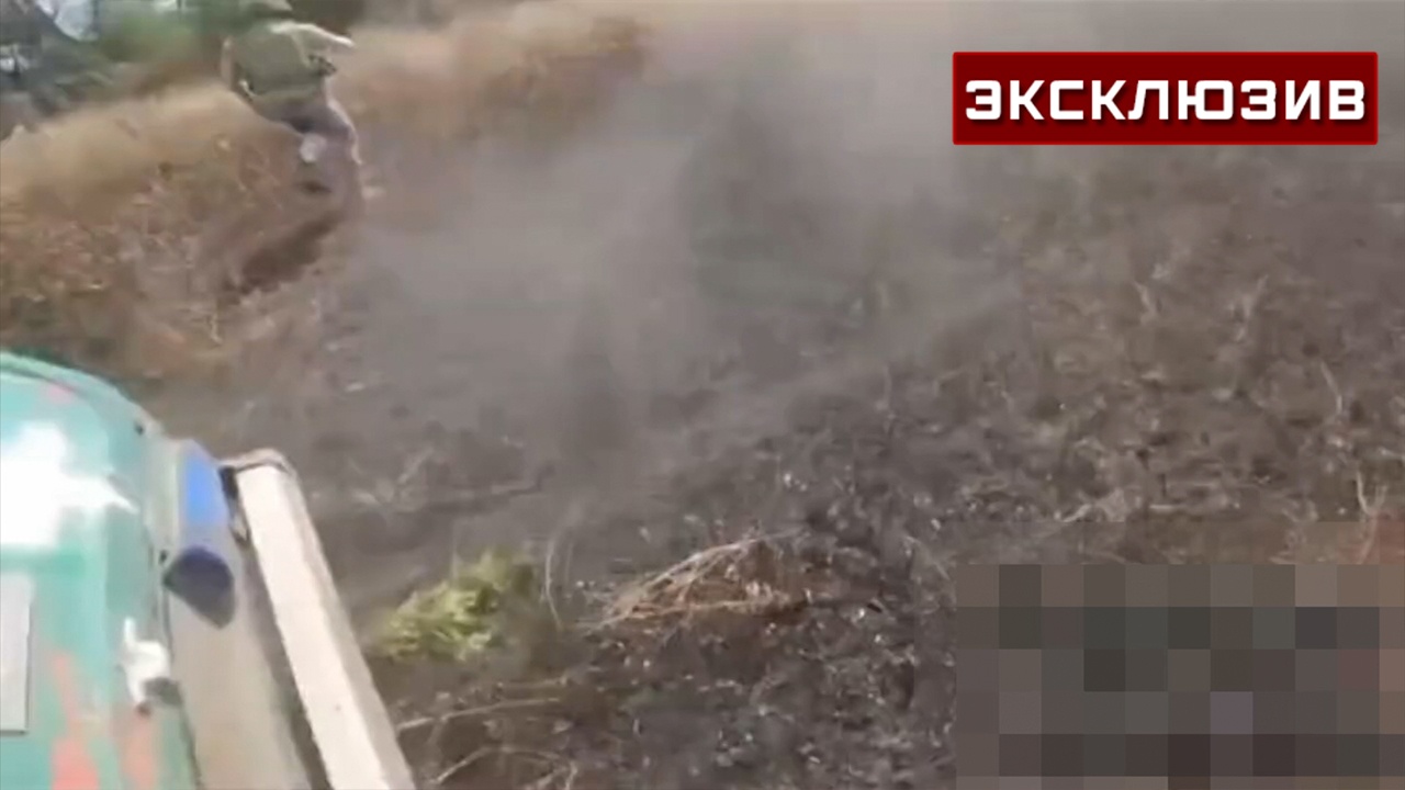 Видео от лица боевика зафиксировало атаку российского дрона на авто ВСУ Видео от лица боевика зафиксировало атаку российского дрона на авто ВСУ