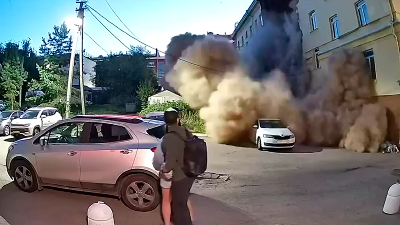 Момент обрушения стены бывшего общежития в Уфе попал на видео