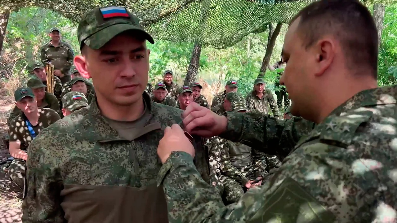 Бойцов группировки «Центр» наградили медалями «За Храбрость» и «За Отвагу» Бойцов группировки «Центр» наградили медалями «За Храбрость» и «За Отвагу»