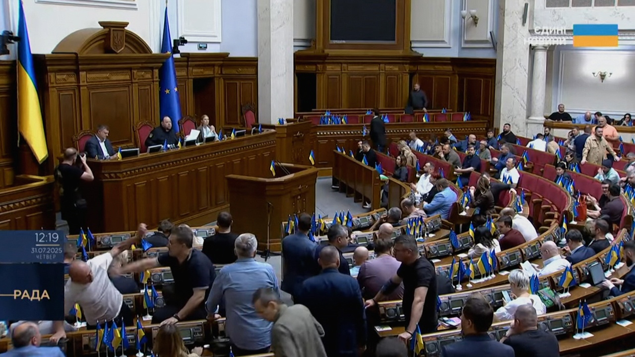 Депутаты Рады подрались, обсуждая законопроект о НАБУ и САП Депутаты Рады подрались, обсуждая законопроект о НАБУ и САП