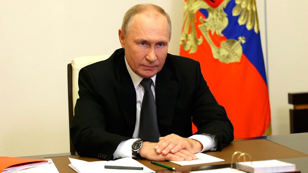 Путин ввел новые госпошлины и повысил действующие Путин ввел новые госпошлины и повысил действующие