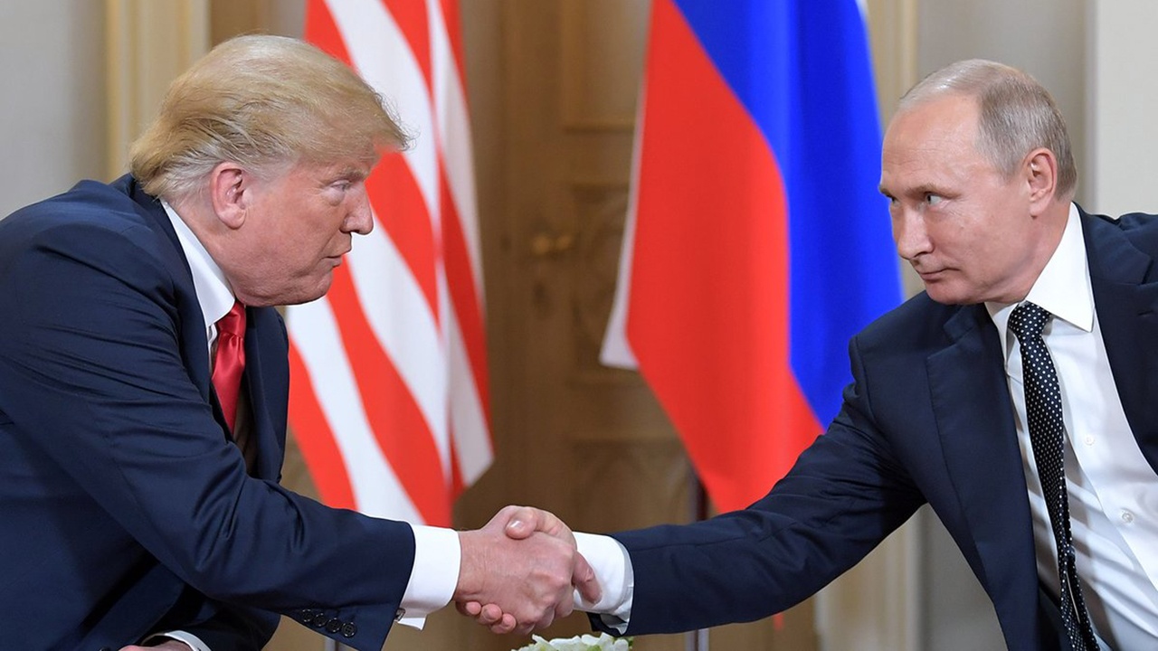 ФБР: штаб Клинтон в 2016 году запустил фейк о связях Трампа с Россией ФБР: штаб Клинтон в 2016 году запустил фейк о связях Трампа с Россией