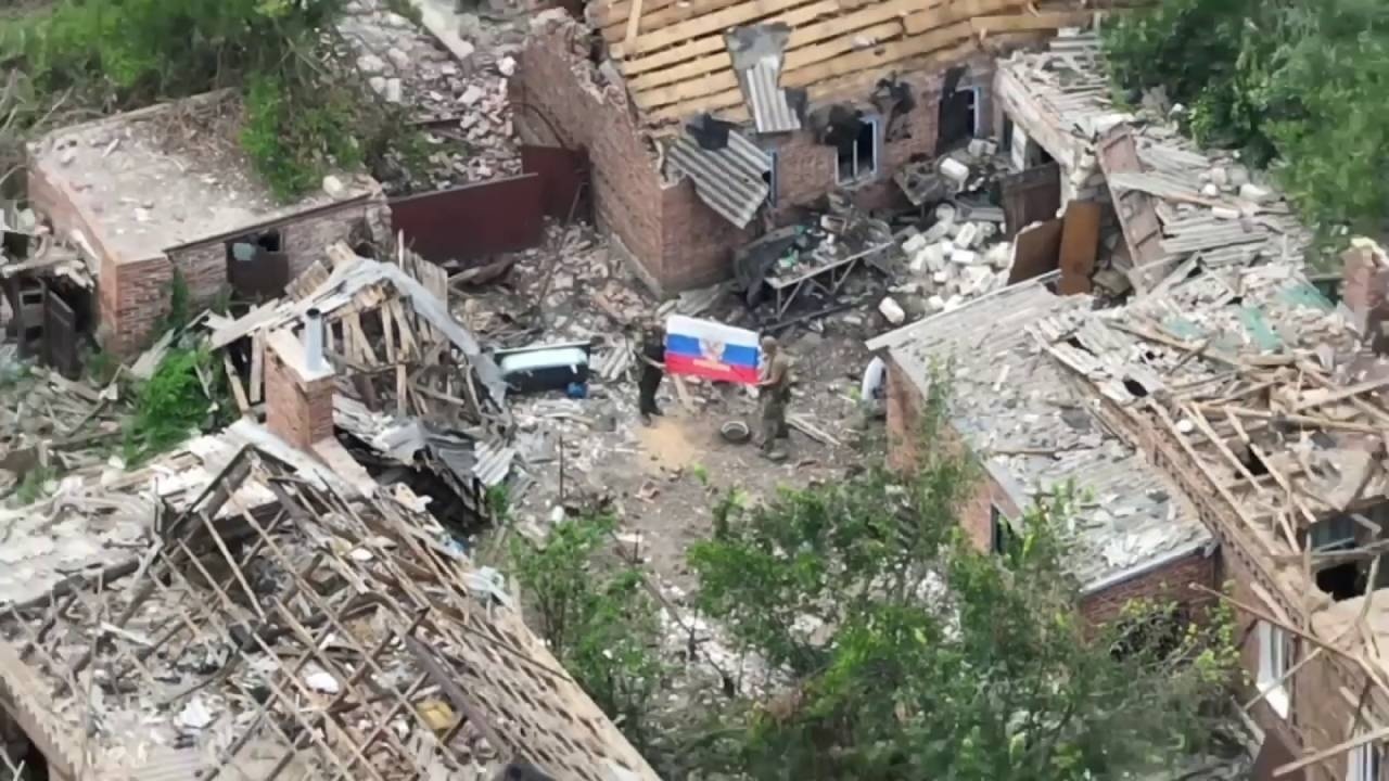 Бойцы развернули российский триколор в Александро-Калиново в ДНР Бойцы развернули российский триколор в Александро-Калиново в ДНР