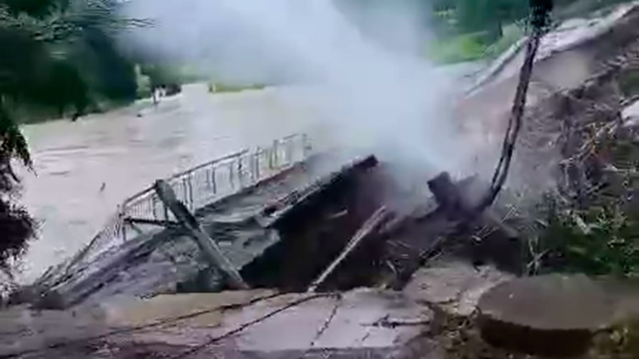 На Кубани из-за ливней рухнул пролет автомобильного моста На Кубани из-за ливней рухнул пролет автомобильного моста