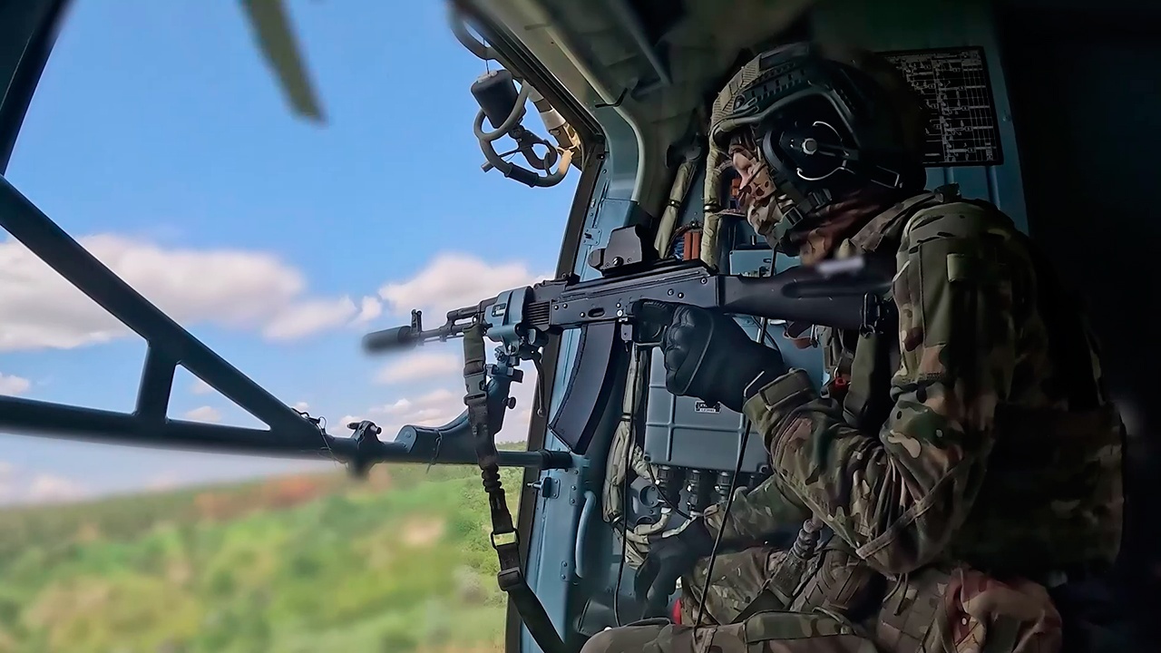 Спасательная группа на Ми-8 сопроводила экипажи армейской авиации Спасательная группа на Ми-8 сопроводила экипажи армейской авиации