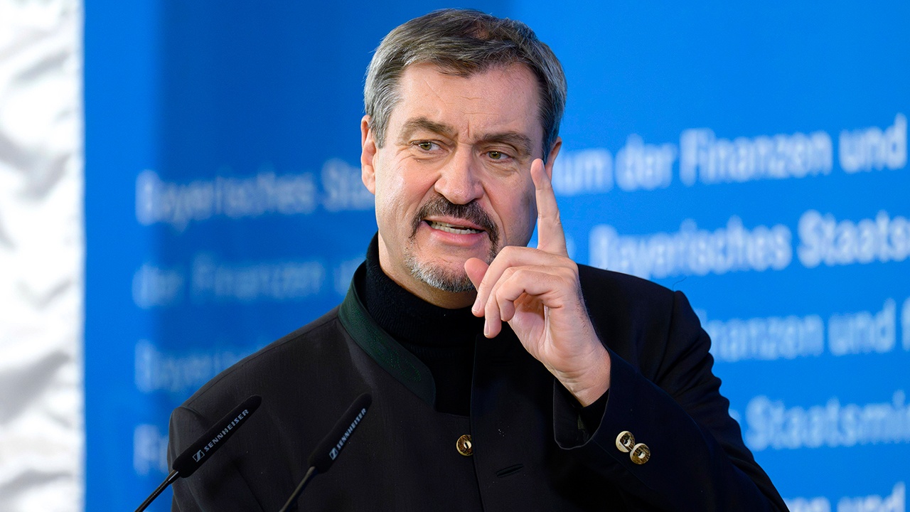 Премьер Баварии призвал отменить пособия для украинцев