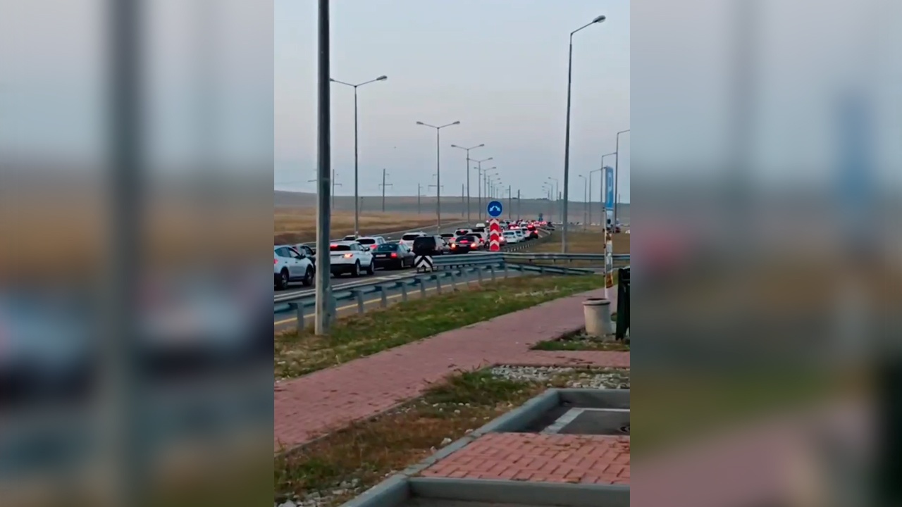 Около 2 тысяч машин встали в пробку на Крымском мосту Около 2 тысяч машин встали в пробку на Крымском мосту