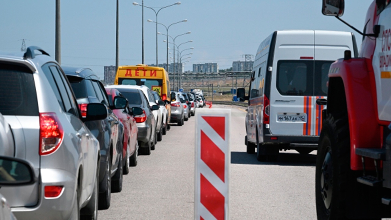 Пробка на Крымском мосту выросла до 4 тысяч автомобилей