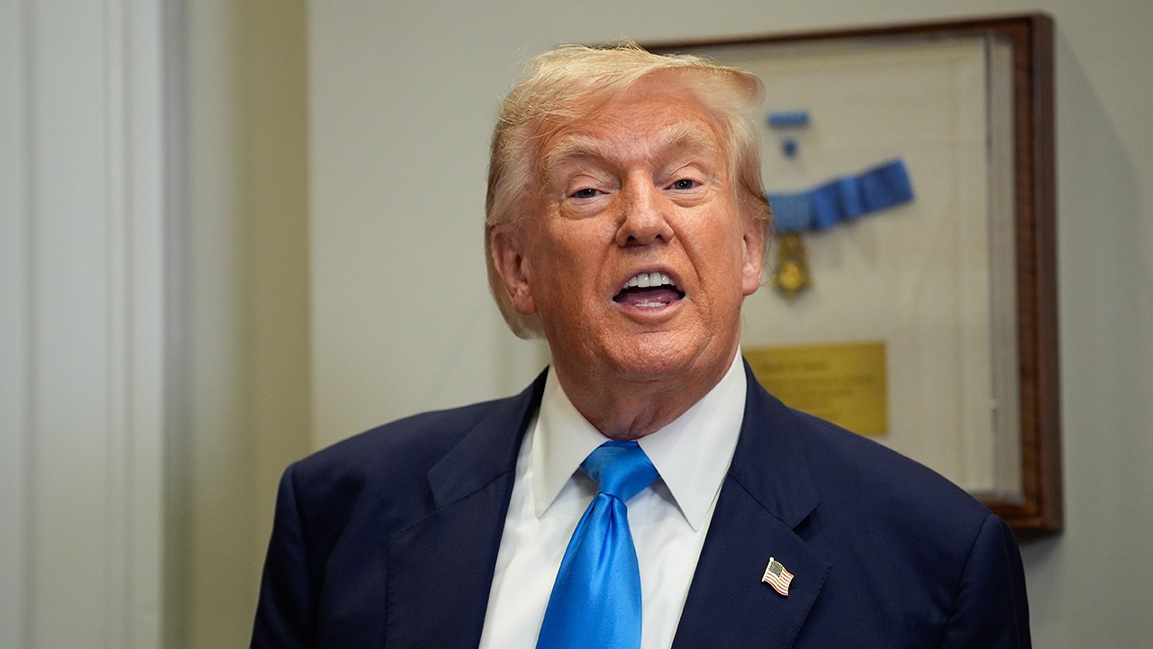 NBC: Трампу захотелось больше золота в потолке Овального кабинета