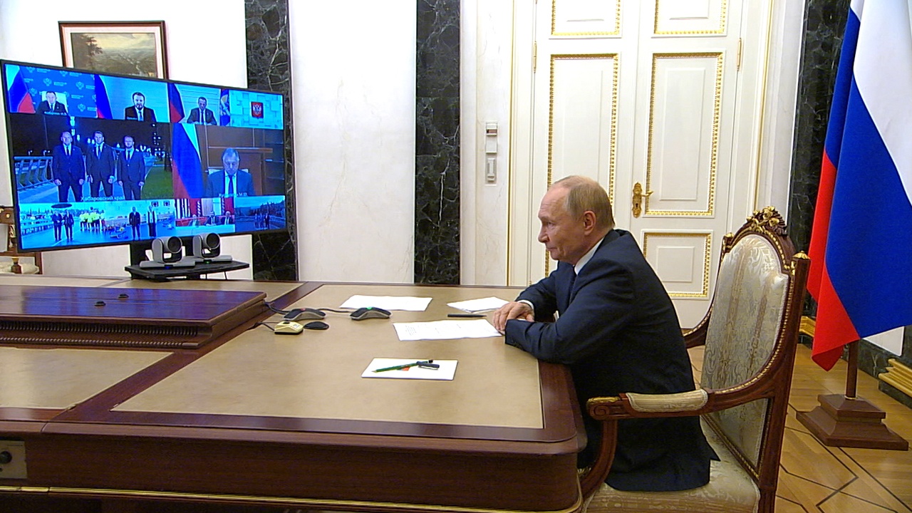 Путин открыл новые объекты в российских регионах в преддверии Дня строителя