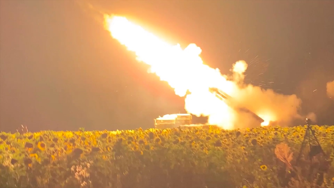 Ночной залп «Торнадо-С» накрыл позиции боевиков в ЛНР Ночной залп «Торнадо-С» накрыл позиции боевиков в ЛНР