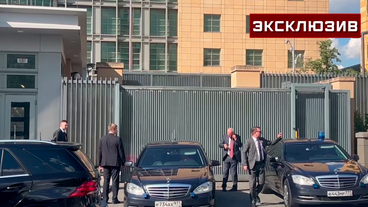 Эмоциональный разговор Дмитриева по телефону у посольства США попал на видео Эмоциональный разговор Дмитриева по телефону у посольства США попал на видео