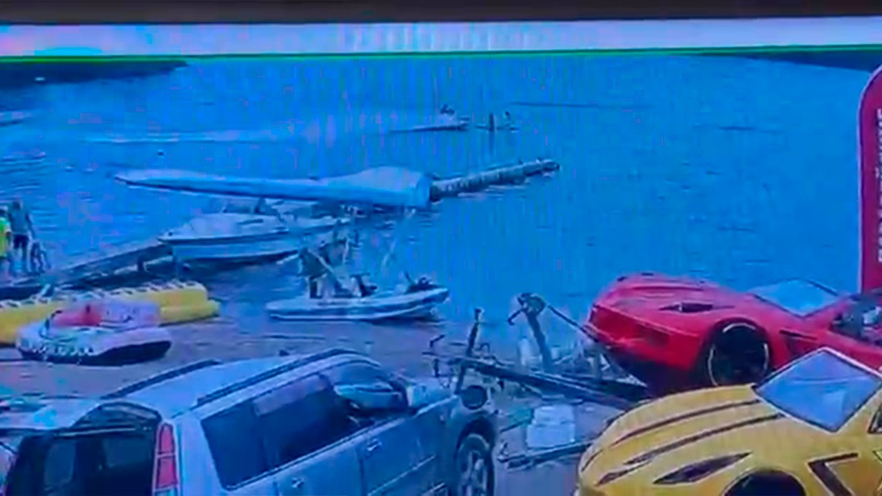 В Приморье гидроцикл на большой скорости сбил девочек на сапборде В Приморье гидроцикл на большой скорости сбил девочек на сапборде