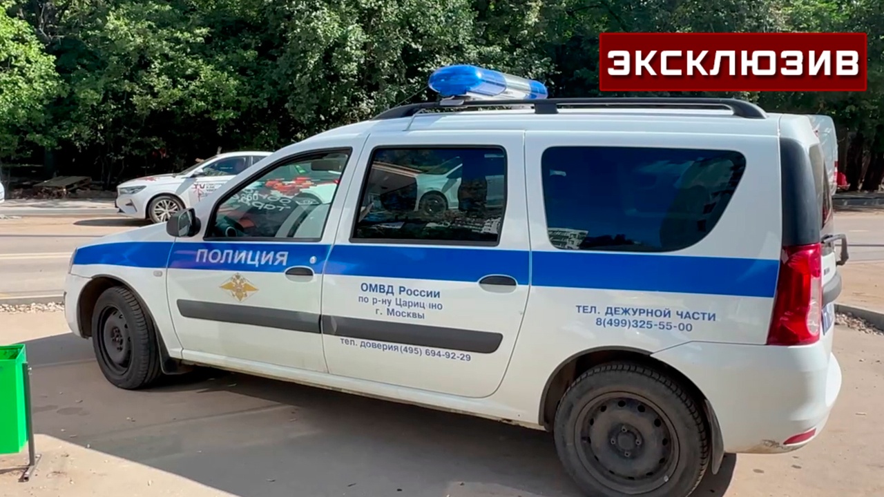 Полиция дежурит у отделения почты в Москве, где произошло ограбление