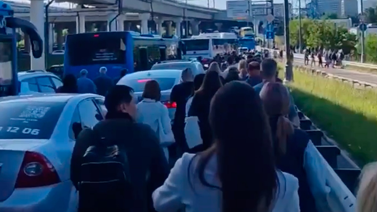 ДТП с двумя автобусами произошло на севере Москвы, пострадал один человек