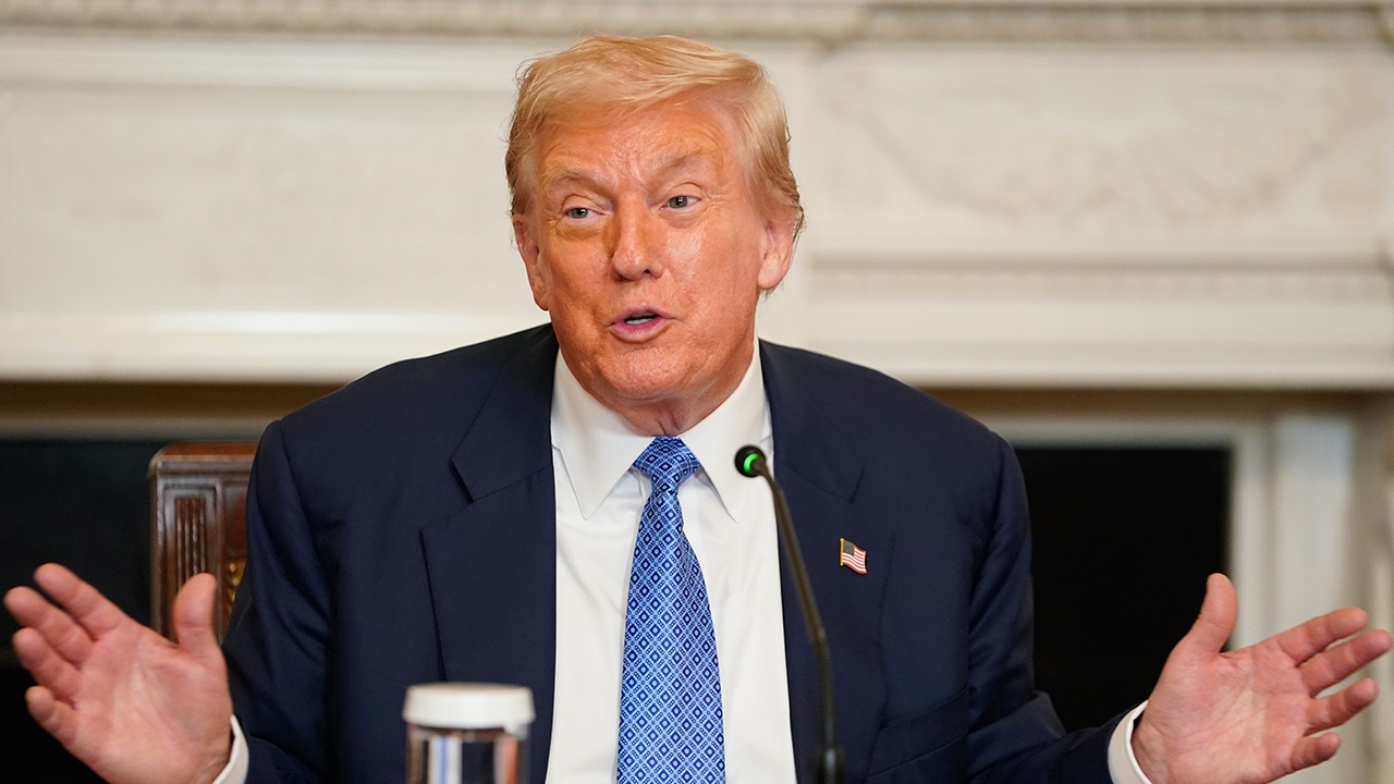Трамп: для урегулирования конфликта Зеленский должен «что-то подписать» Трамп: для урегулирования конфликта Зеленский должен «что-то подписать»