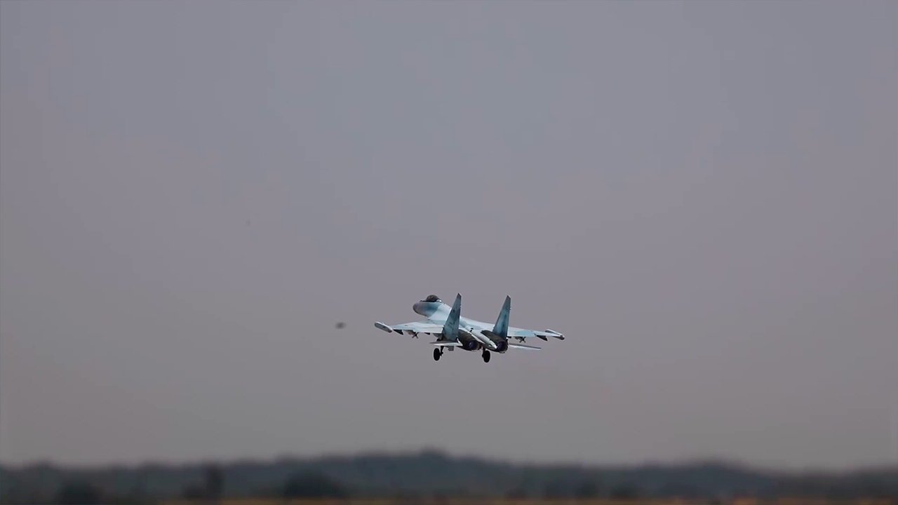 Су-35С группировки «Юг» прикрыл авиацию ВКС в зоне спецоперации Су-35С группировки «Юг» прикрыл авиацию ВКС в зоне спецоперации